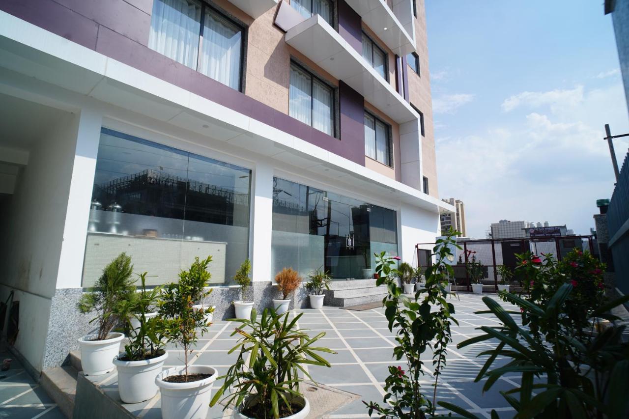 Rr Galaxy Hotel Gurgaon Exterior photo