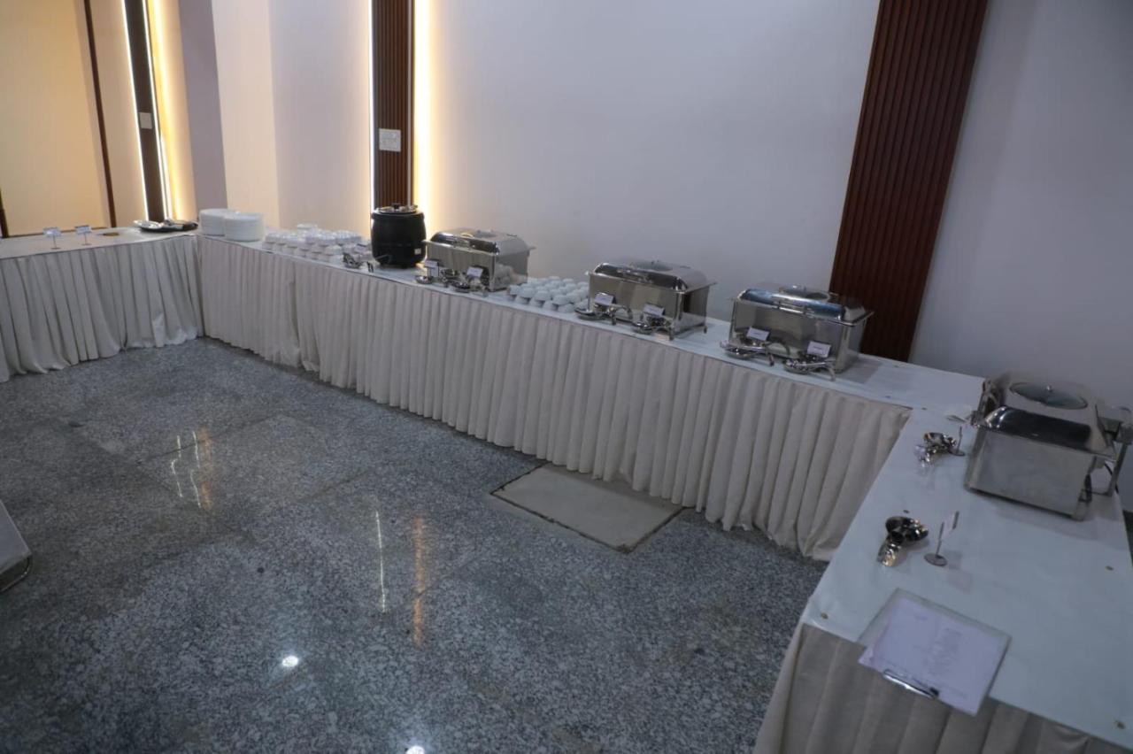 Rr Galaxy Hotel Gurgaon Exterior photo