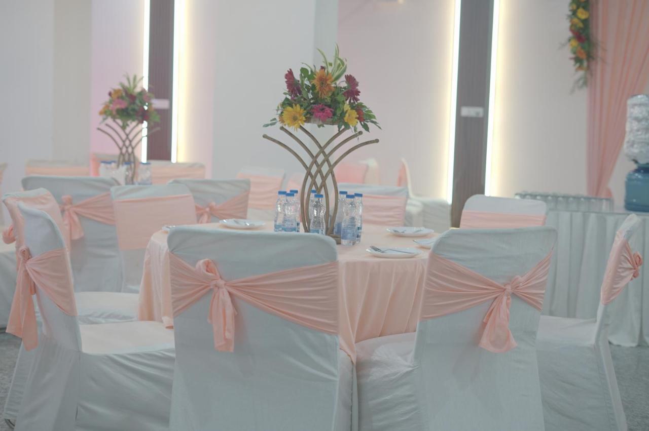 Rr Galaxy Hotel Gurgaon Exterior photo