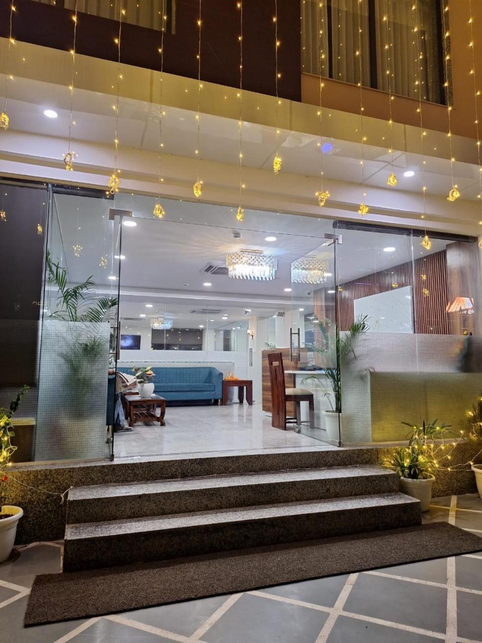 Rr Galaxy Hotel Gurgaon Exterior photo