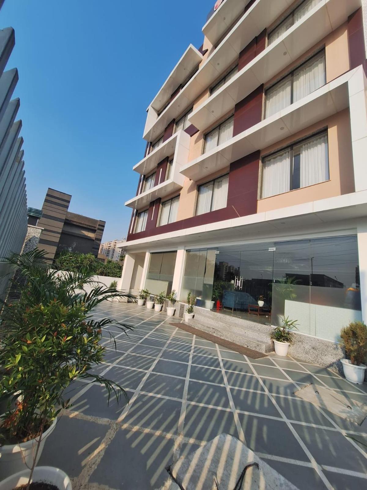 Rr Galaxy Hotel Gurgaon Exterior photo