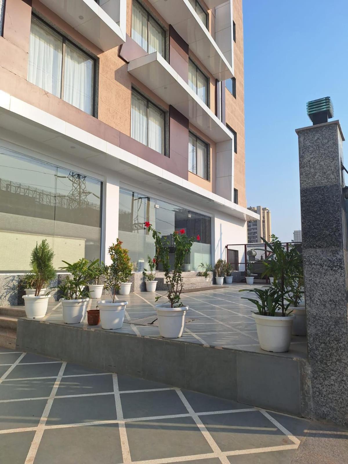 Rr Galaxy Hotel Gurgaon Exterior photo