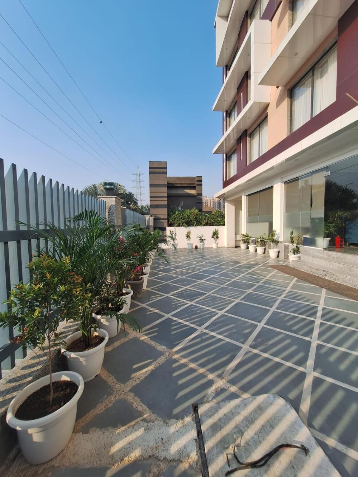 Rr Galaxy Hotel Gurgaon Exterior photo