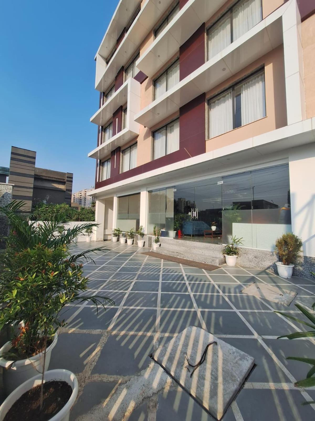 Rr Galaxy Hotel Gurgaon Exterior photo