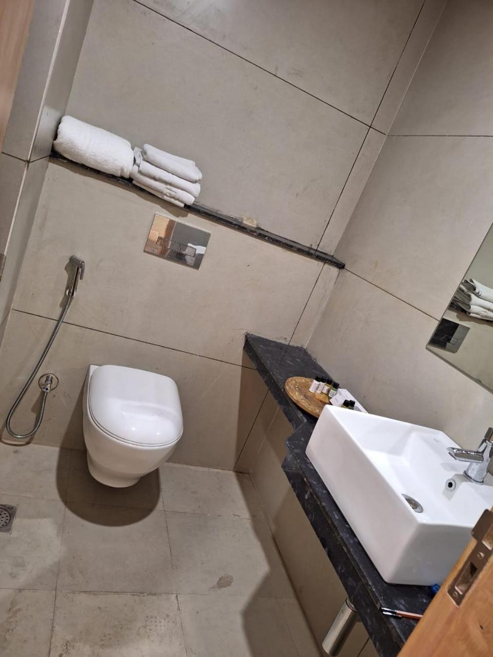 Rr Galaxy Hotel Gurgaon Exterior photo